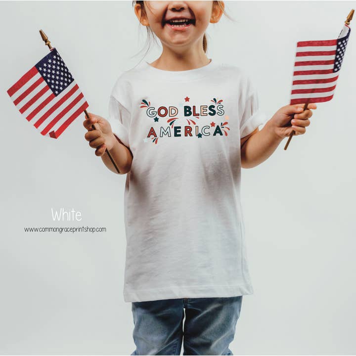 T-shirt "Deus Abençoe a América" (JUVENIL) por atacado de Common Grace Print Shop