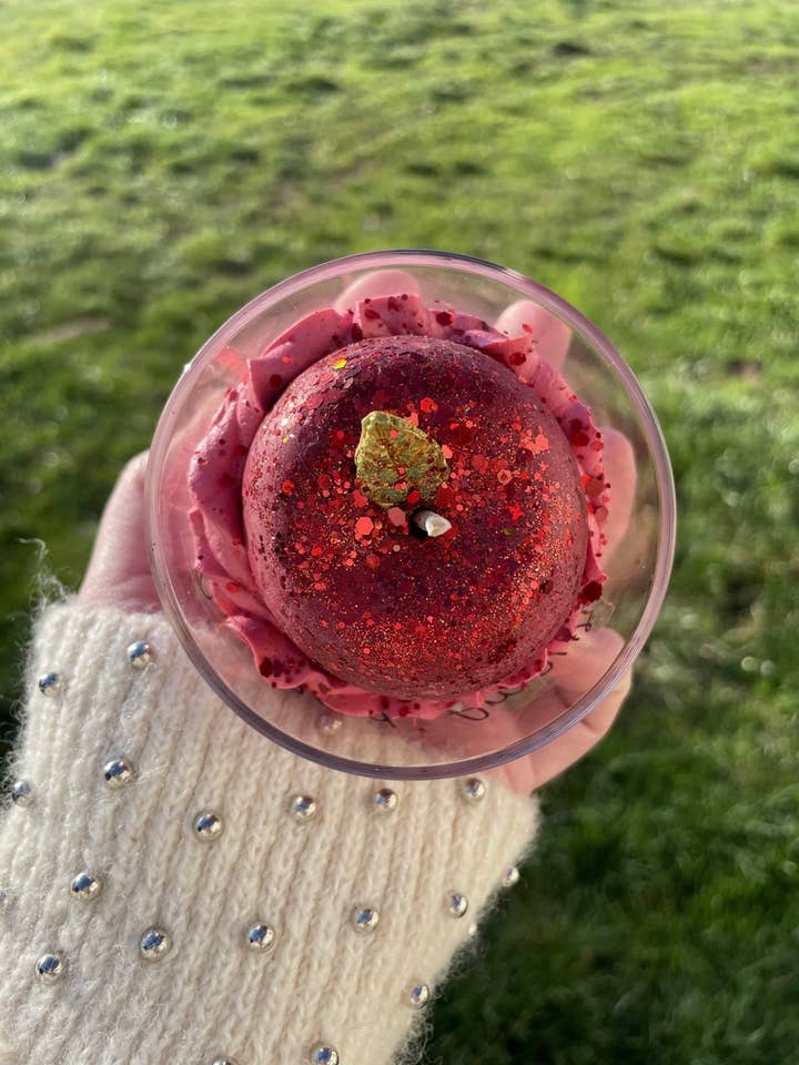 Chantilly apple of love candle for wholesale by Jolie Senteur