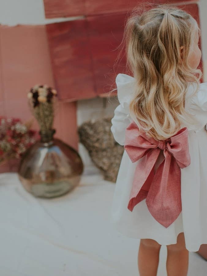 Vestido Branco Alças Cruzadas Manga Comprida Com Folho for wholesale by Nós e Tranças