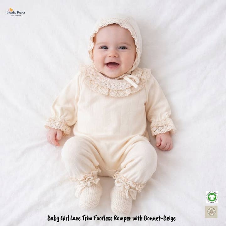 Barboteuse sans pieds pour bébé fille avec bonnet et bordure en dentelle pour la vente par Omnis Pura