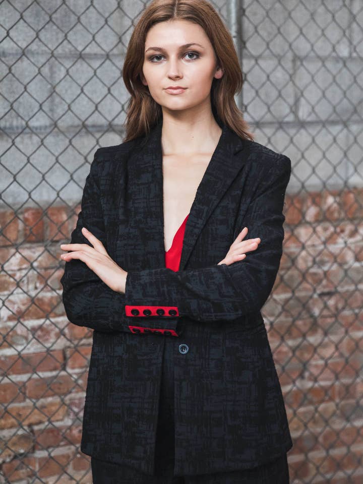 Blazer noir classique pour la vente par KATIE FARNAN