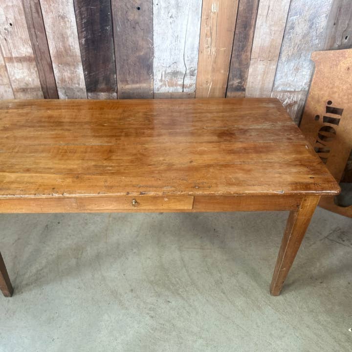 Table à manger ancienne en merisier français, vers 1840 pour la vente par belvoir