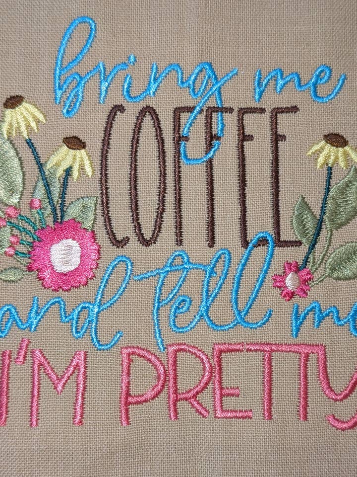 Café et joli torchon à thé brodé de fleurs pour la vente par Red Mitten