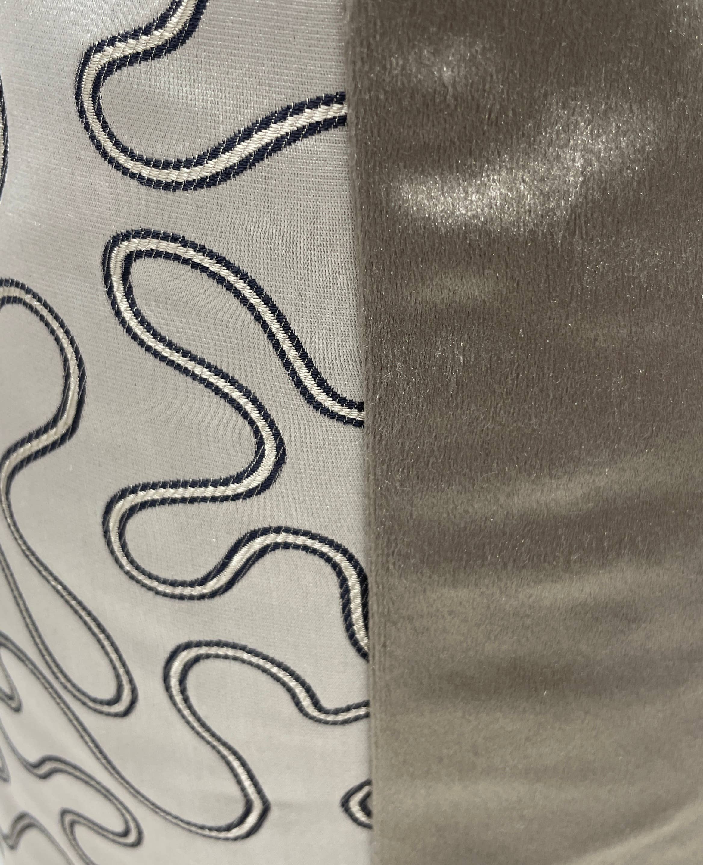 StyleUp – Capa de almofada decorativa por atacado – Fronha de tecido de cetim cinza Bradshaw Collection 24”2