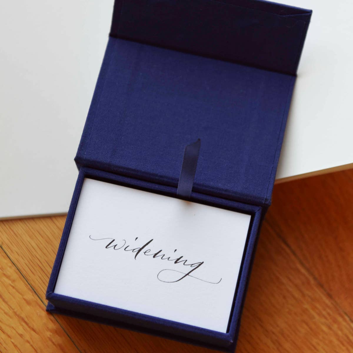 Paperfinger - Wholesale Decorative Tabletop Object - Daily Invitation12