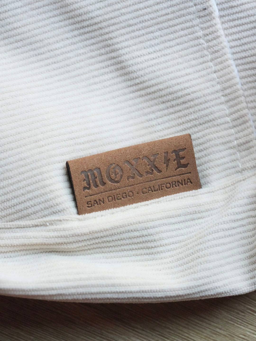 Bianco e Abbronzatura Marsupio portapet 'Tucker' di Moxxie in vendita all'ingrosso su Faire5