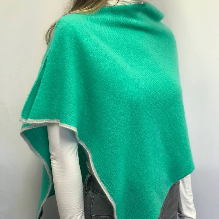 JBK Julie Schal in Ara mit silbergrauem Besatz für den Großhandel von Janet Byrne Knitwear