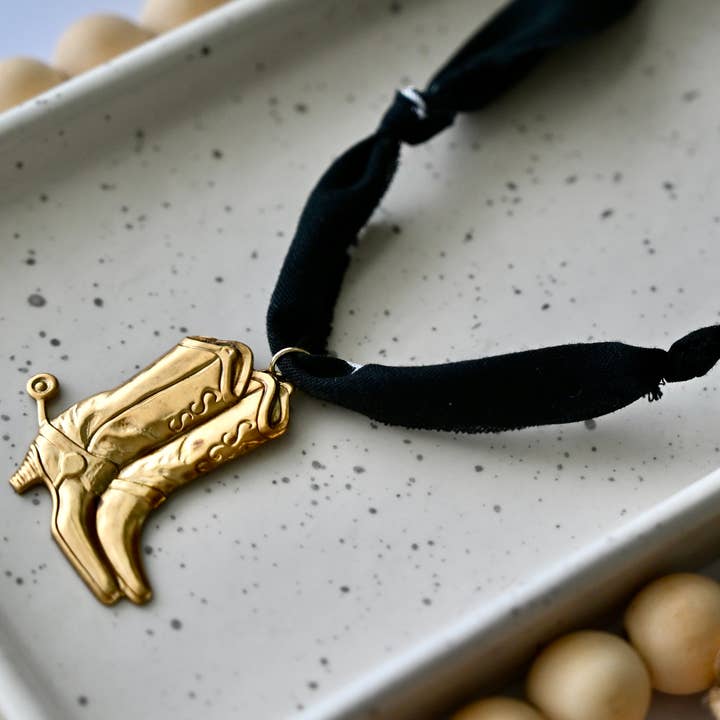 Bandana Charm Halskæde | Westernstøvler | Messing for engroshandel hos Larra Mirk Design