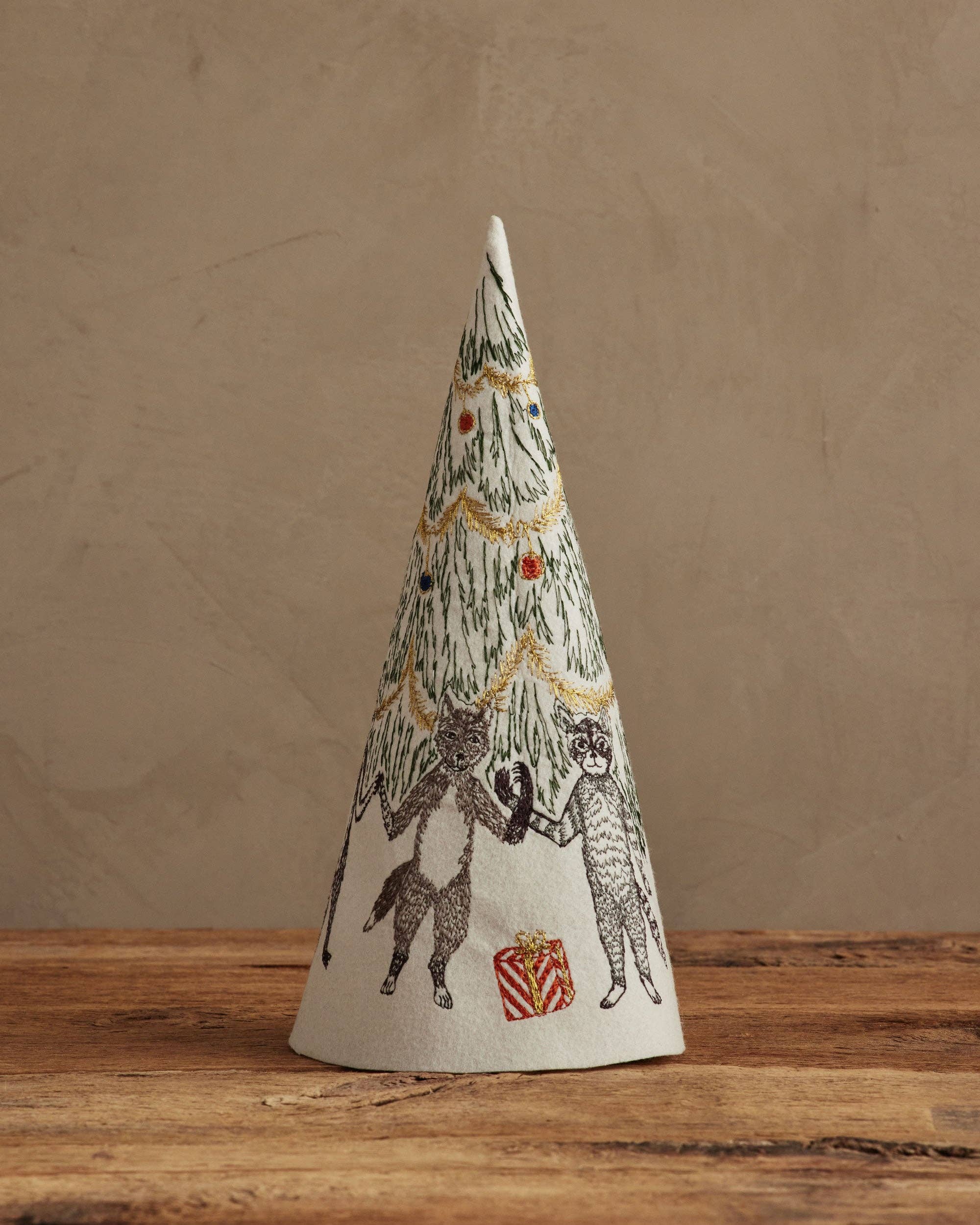 Coral & Tusk – Großhandel Weihnachtsschmuck – Ring um den Weihnachtsbaum mit Fuchs, Bär, Dachs, Wolf und Waschbär1