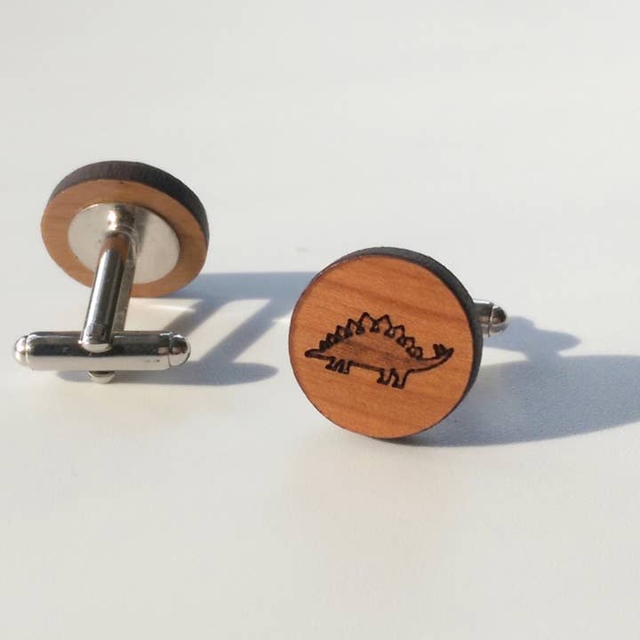 Houten manchetknopen van Stegosaurus dinosaurus voor wholesale door designosaur