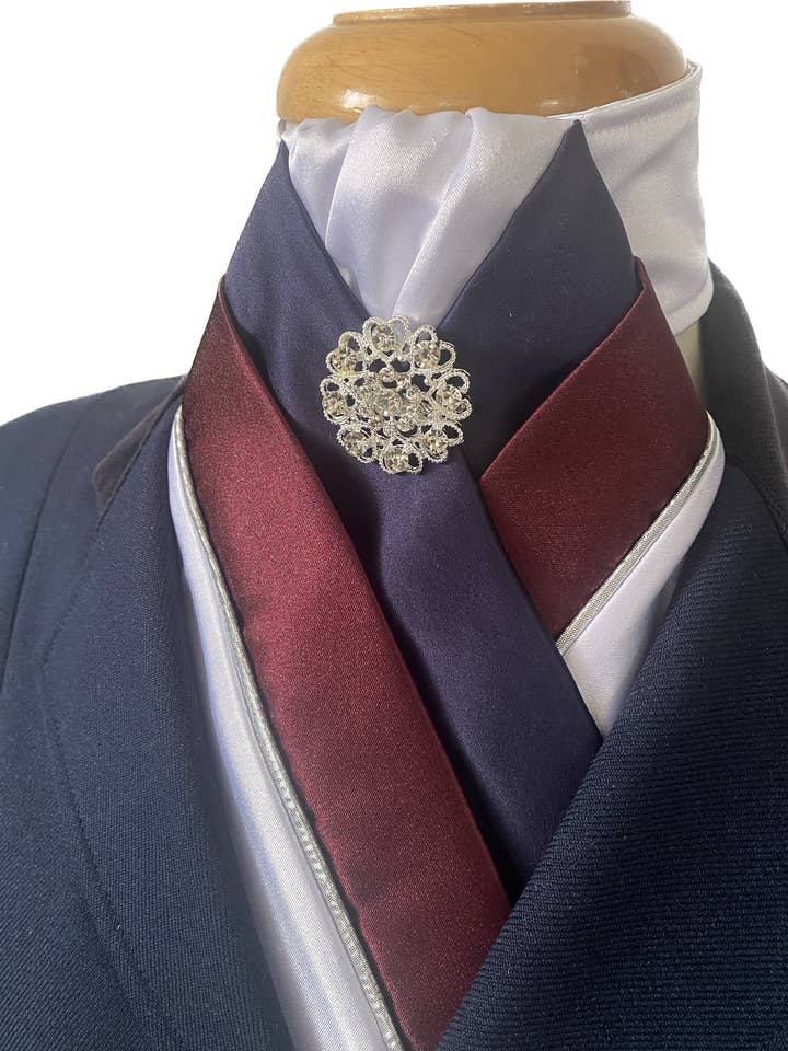 Corbata ecuestre HHD The Royal White de satén clásico de doma clásica en azul marino y burdeos para venta al por mayor de Heavenly Horse Designs