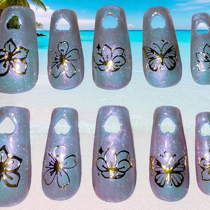 Ongles en forme de cercueil bleu et violet avec découpe en forme de cœur pour la vente par OVER THE TOP NAILS