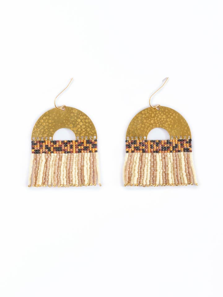 Pärlstav Handvävda randiga Frans Örhängen (Tan/grädde) för wholesale av Mayana Designs Co