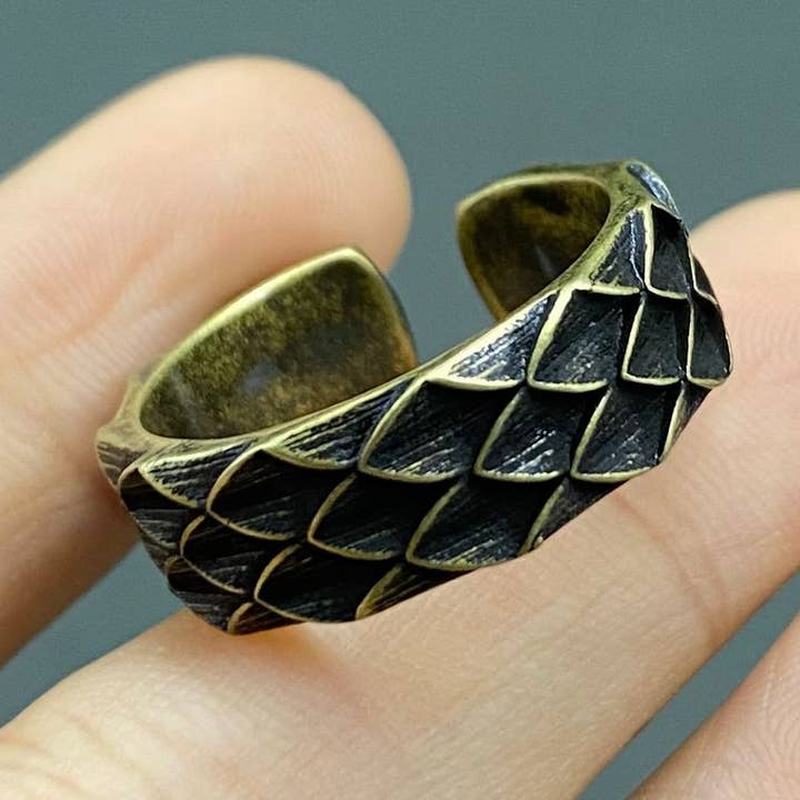 Anillo Ajustable de Bronce con Escamas de Dragón Vintage para venta al por mayor de Mio Queena