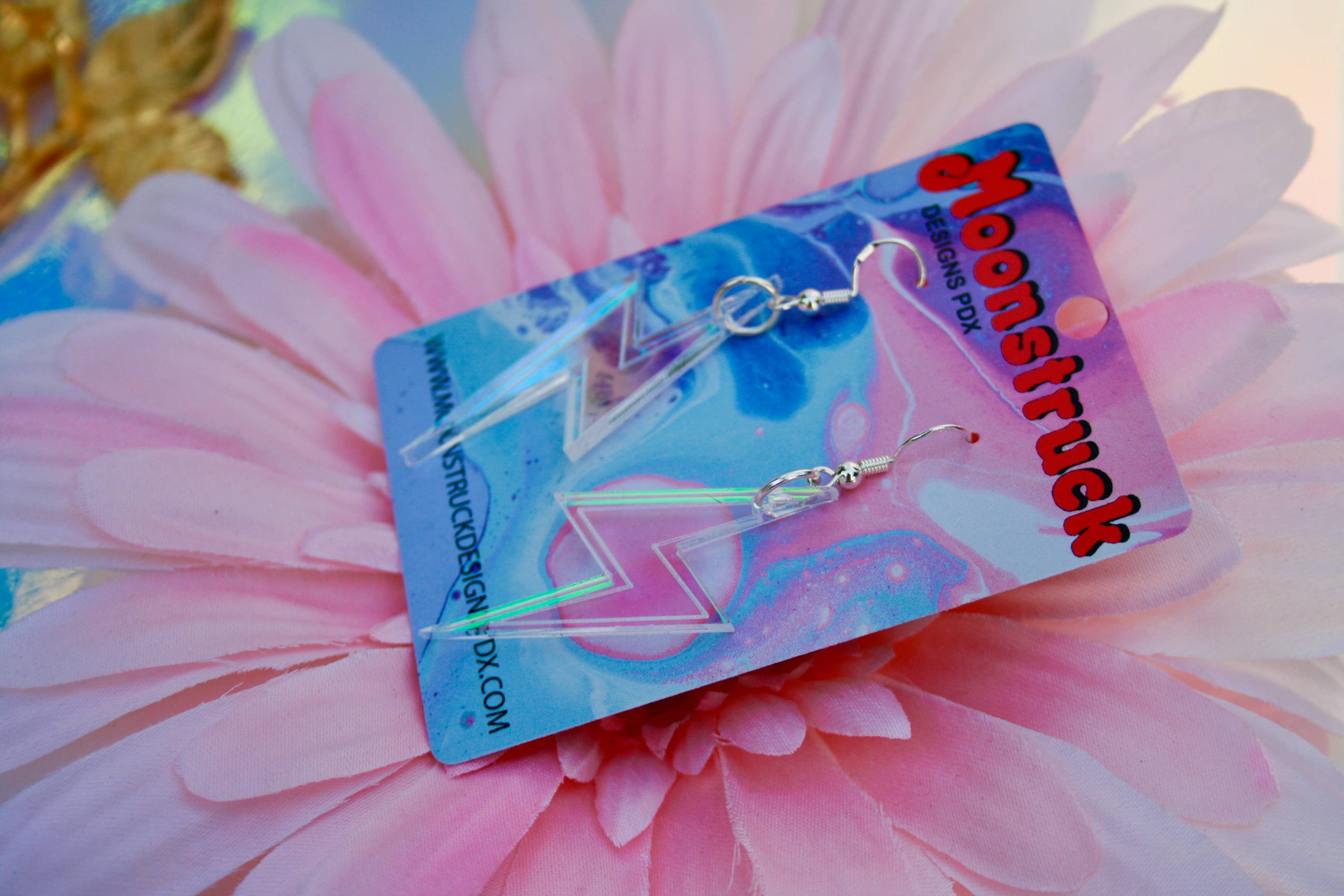 Moonstruck Designs PDX - Vente Boucles d'oreilles pendantes - Boucle d'oreille Lightning Bolt - Holo rose vif irisé7