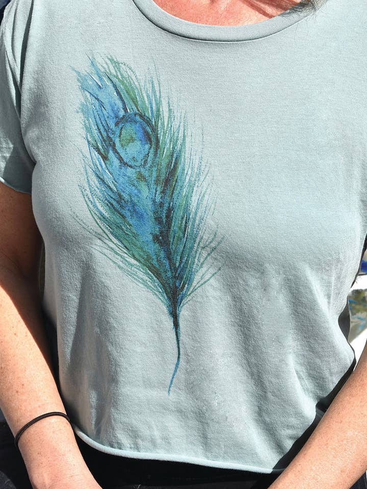 FEATHER Festival Cali Crop t-shirt voor wholesale door Blue Mermaid Art