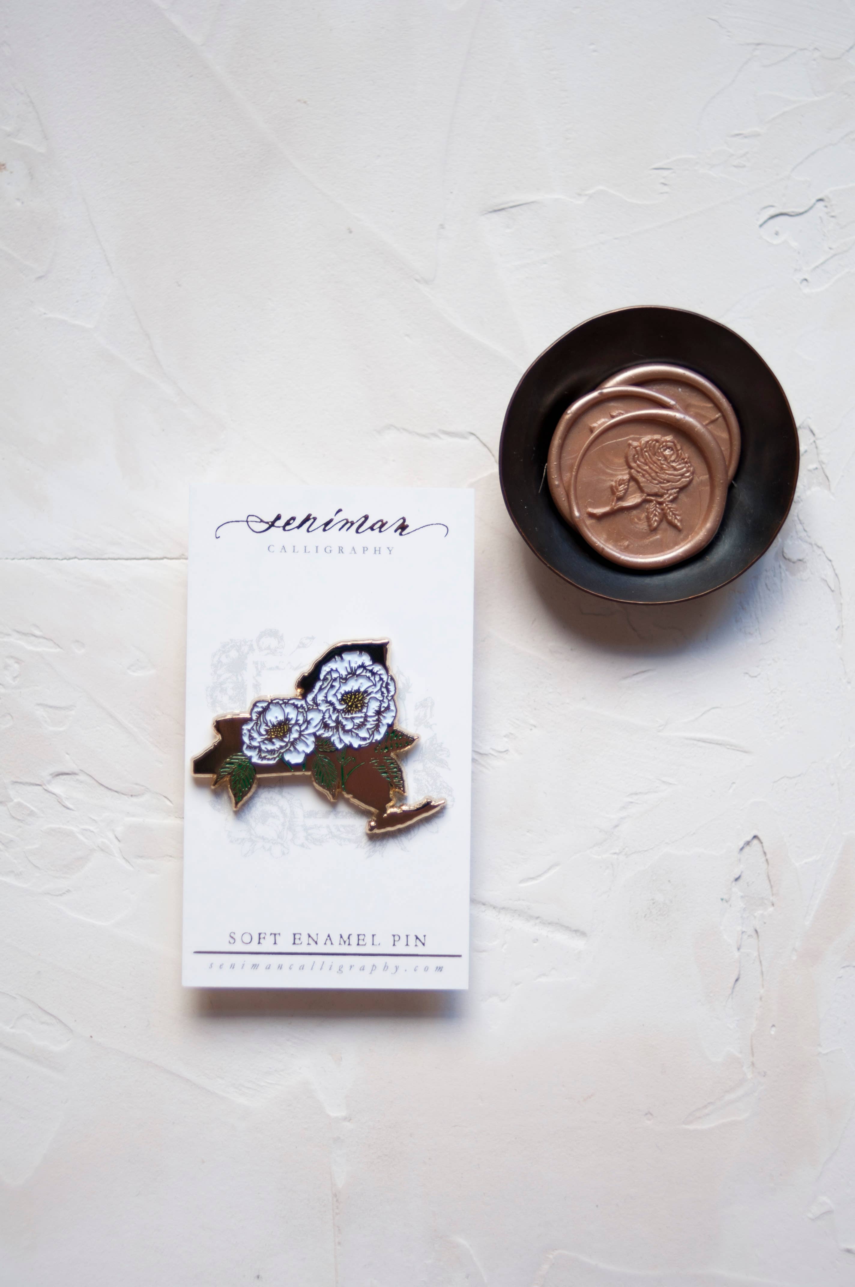 Seniman Calligraphy - Vente Épinglettes/boutons - Broche en émail en or rose blanc de New York2