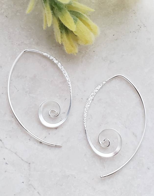 Sosie Designs - Vendita all'ingrosso Orecchini a cerchio - Orecchini a spirale in argento martellato1