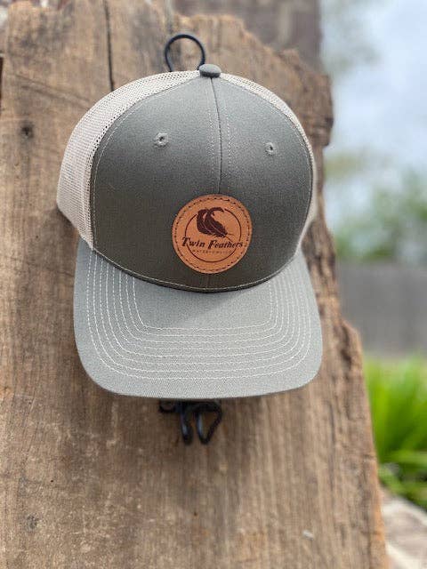 Trucker mit Aufnäher aus olivfarbenem und khakifarbenem Leder für den Großhandel von Twin Feathers Outdoor Co