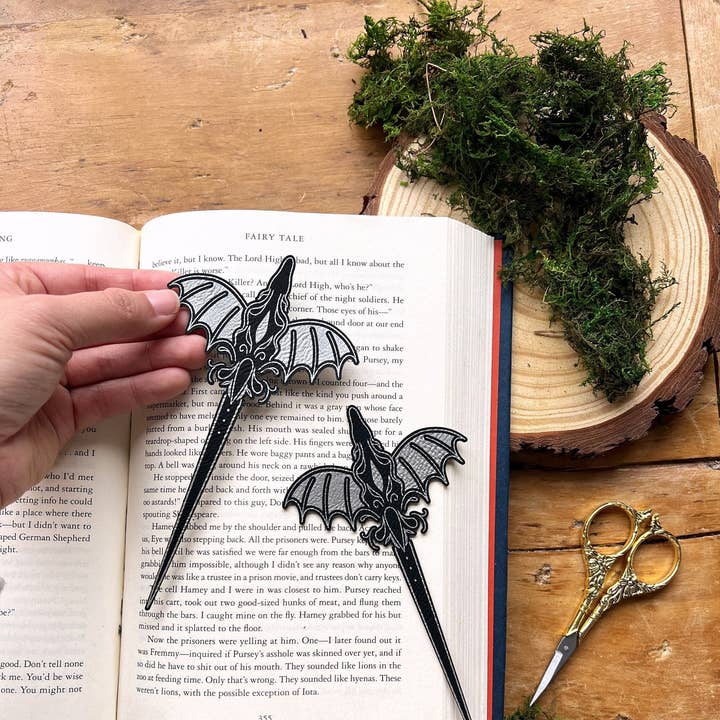The Bookish Atelier – Großhandel Lesezeichen – Ethereal Dragon Lesezeichen aus Kunstleder0