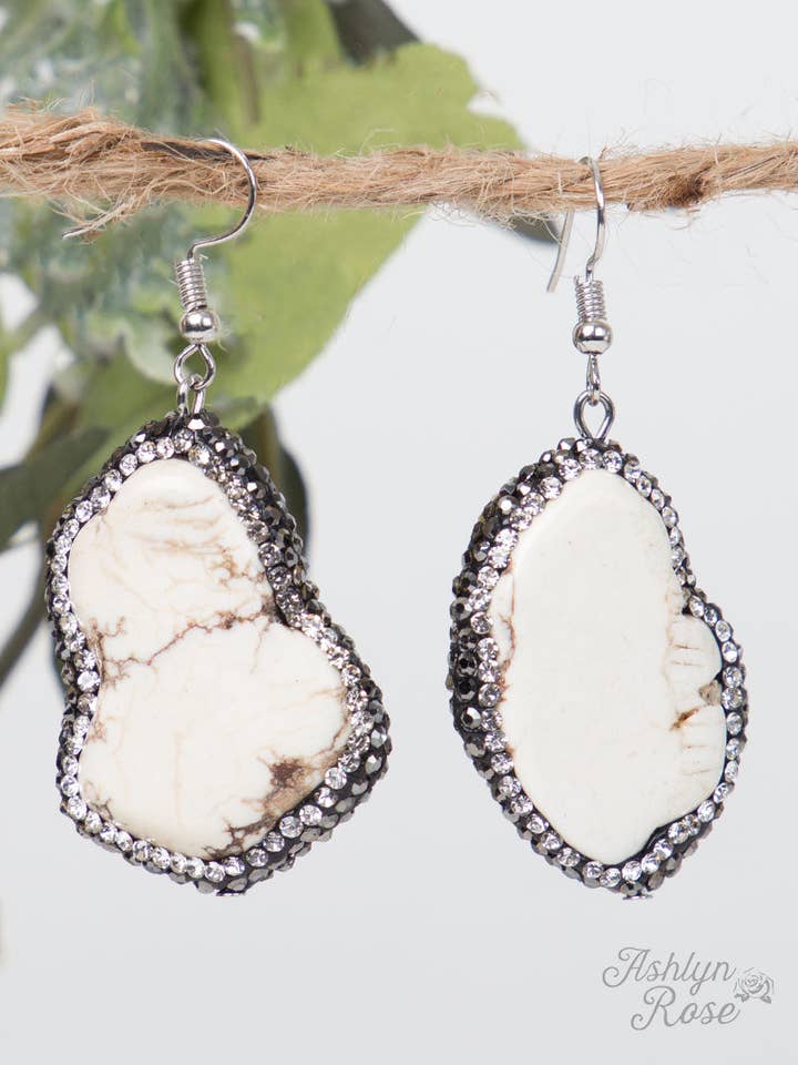 Boucles d'oreilles pendantes Ready to Rock en forme de pierre crème avec accents en cristal transparent, argent pour la vente par GRACE+EMMA by Southern Grace
