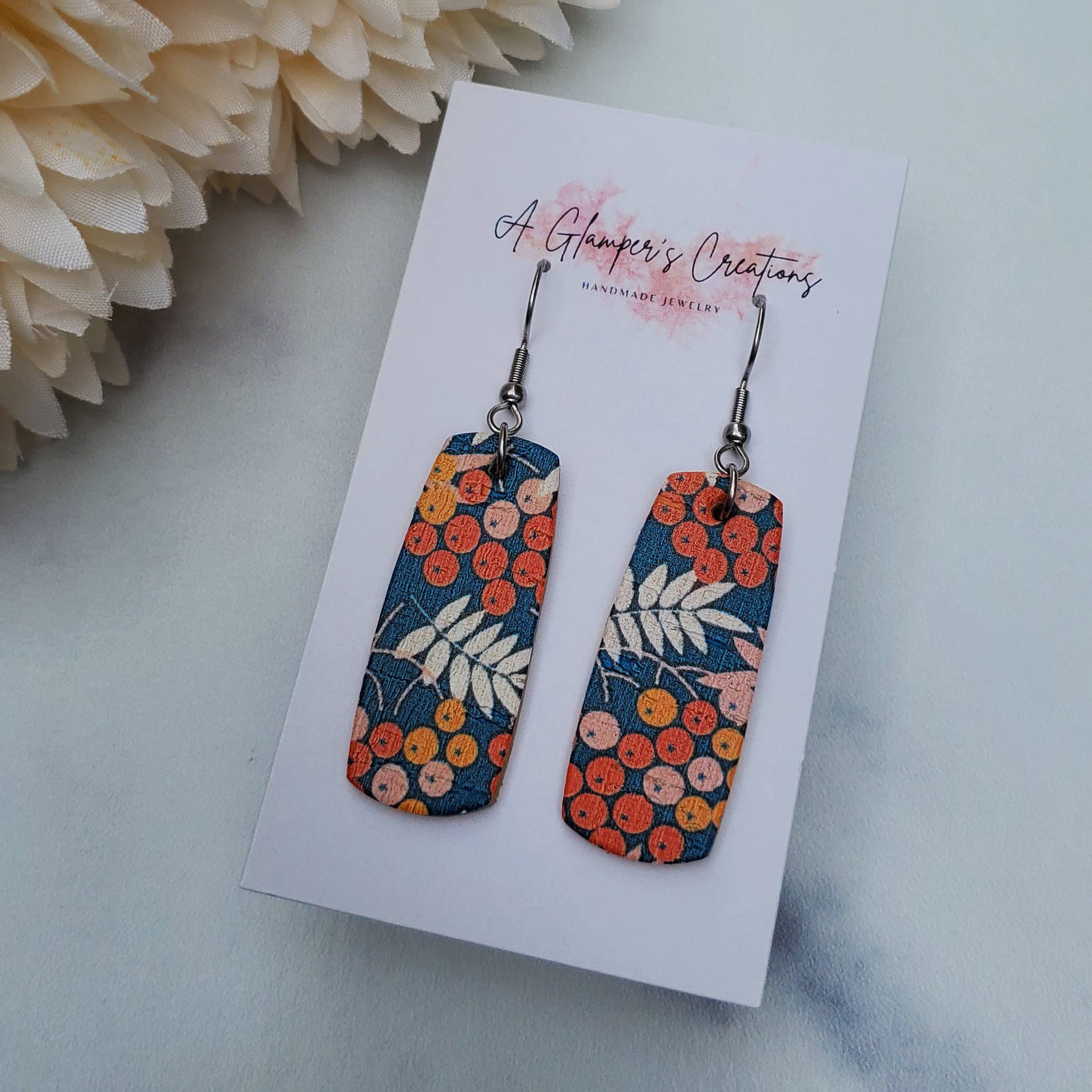 A Glamper's Creations LLC – wholesale Hängande örhängen – Höstblommiga på blå Mini Bar läderörhängen1