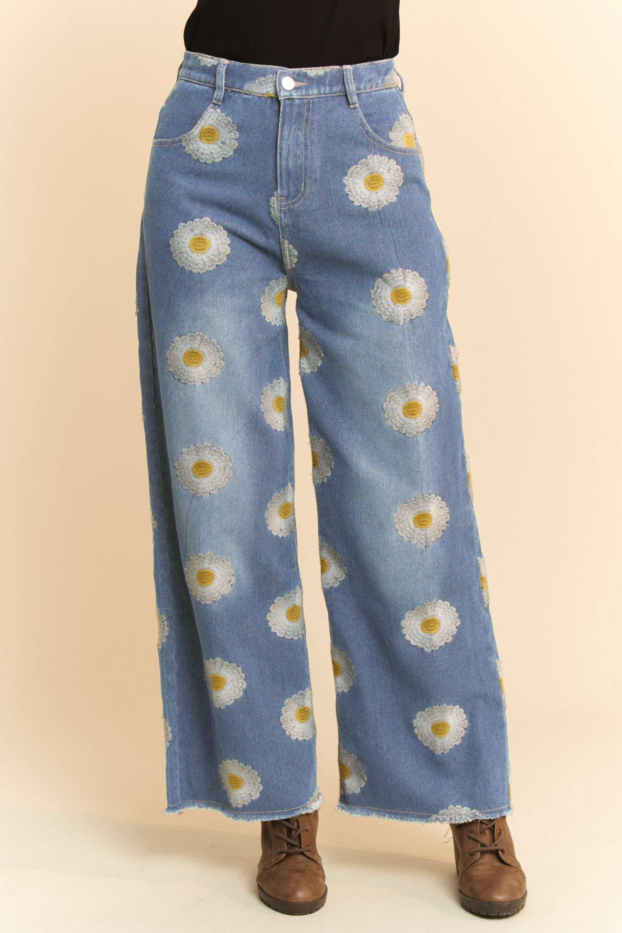 BLAUER DENIM JEANSHOSE MIT BREITER ÖFFNUNG UND GÄNSEBLÜMCHEN-SEITENTASCHE für den Großhandel auf Faire1