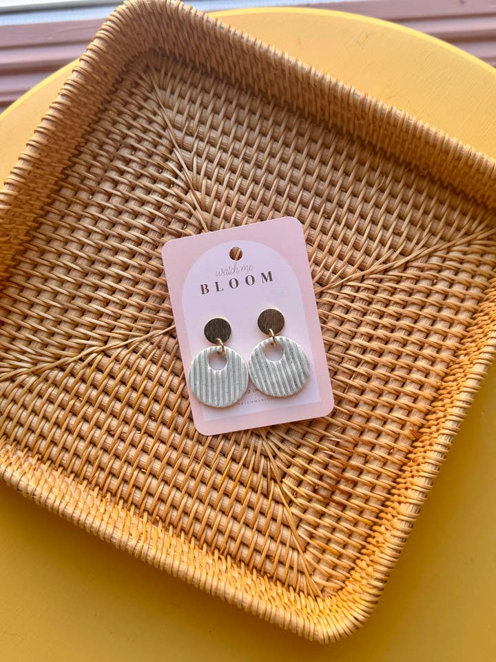 Boucles d'oreilles pendantes en argile polymère verte mouchetée | Fait main pour la vente par Watch Me Bloom