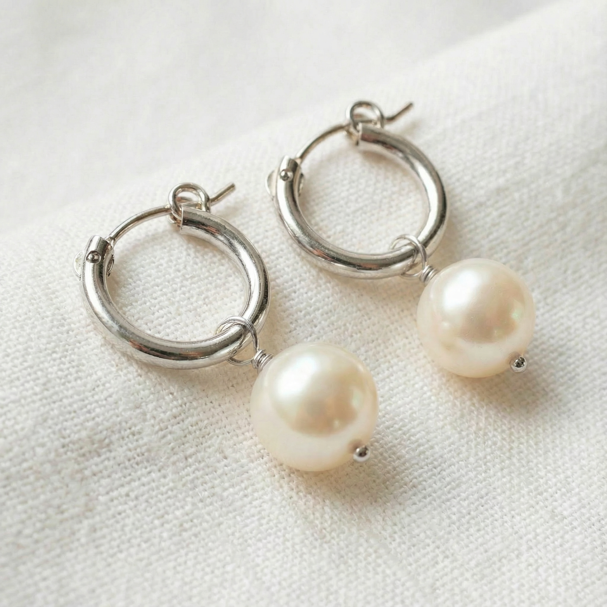 Treisi - Wholesale Hoop Earrings - Classic gold hoops with pearl2