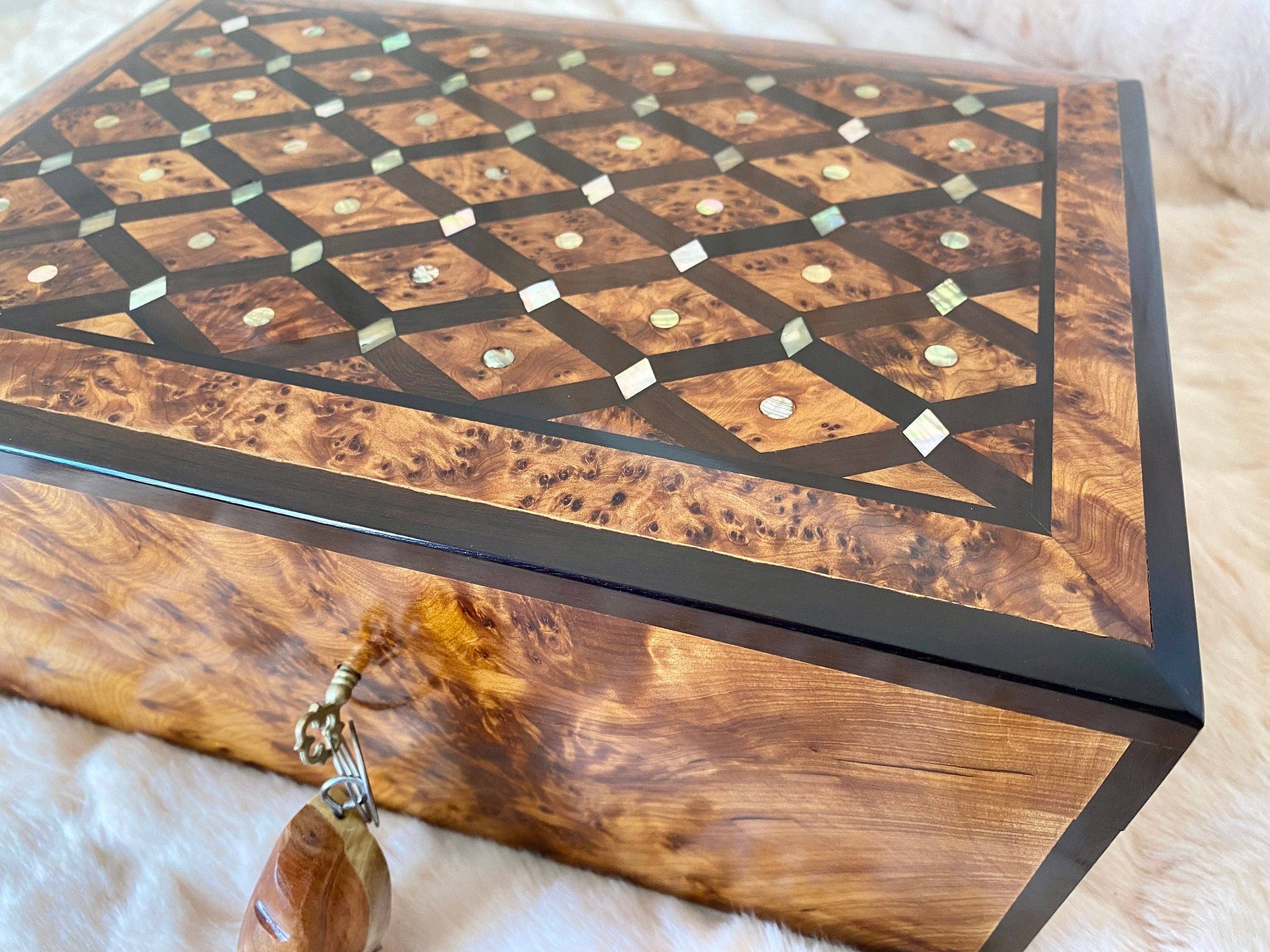 AtlasPerles - Venta al por mayor Joyero/organizador de joyas - Caja de joyería marroquí de 11"x7", gran caja de madera de tuya con cerradura y llave, grabado de nácar, incrustaciones de madera de nogal, caja de recuerdos para regalo de boda.6