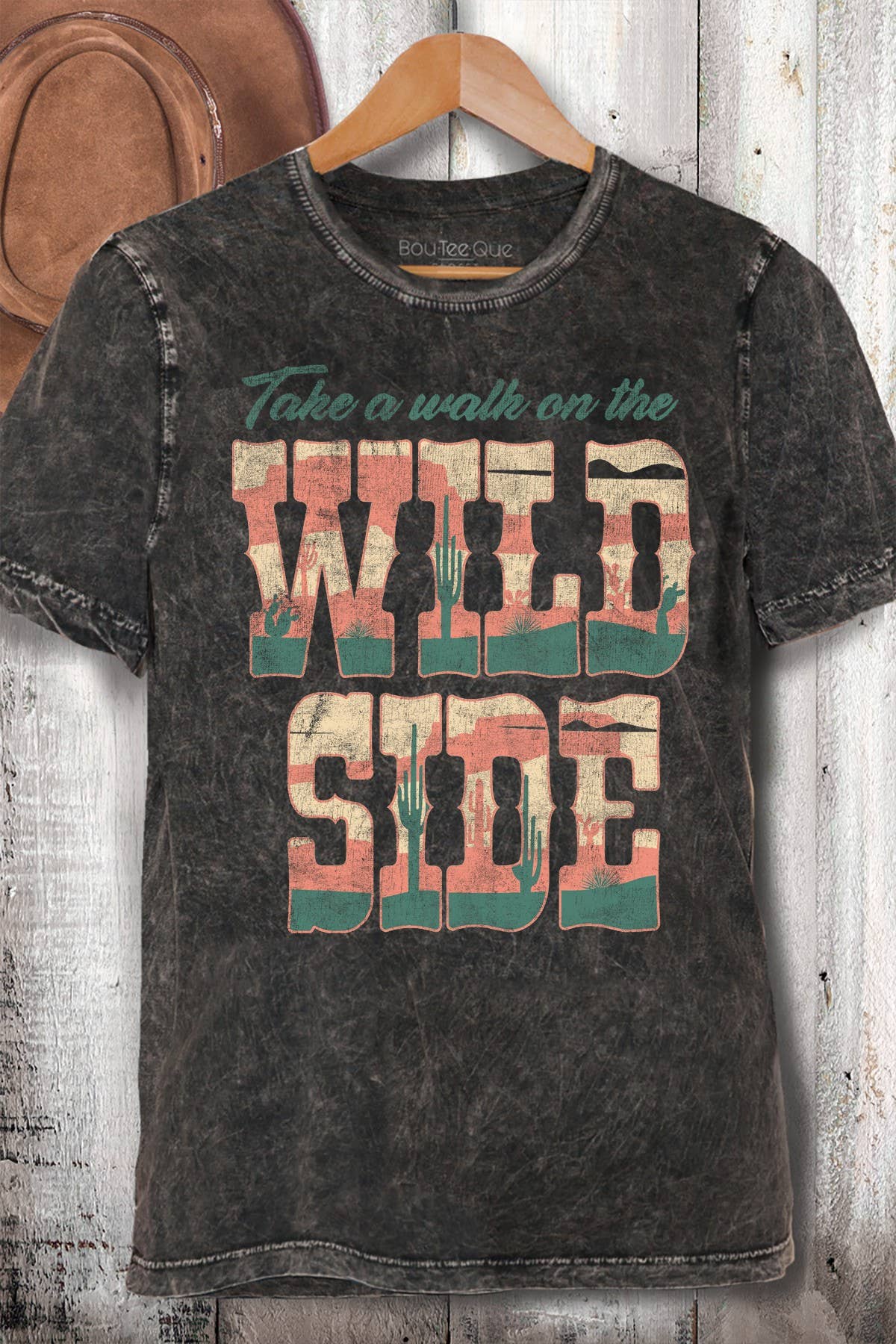 Amused by Blue – Engroshandel T-shirt med print - Dame – WILD SIDE - Vintage Mineralvasket Grafisk Print Top2