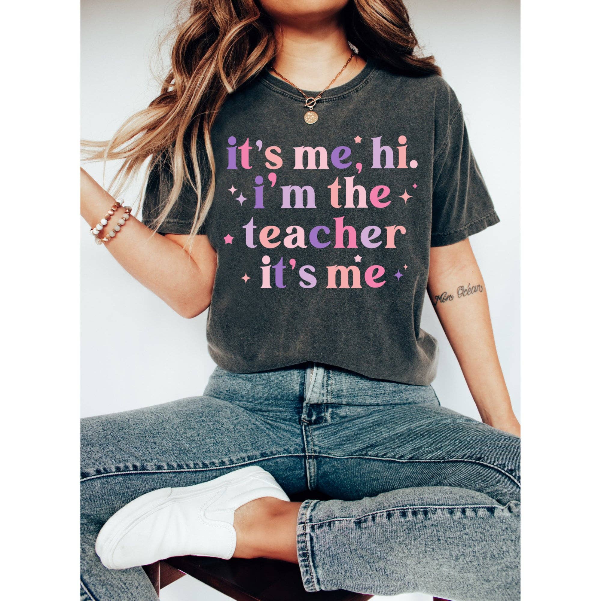 CVH DREAMY LTD – wholesale T-shirt (graphic) – women's – Its Me Hi I'm the Teacher Shirt, Back to School Teacher Tee0