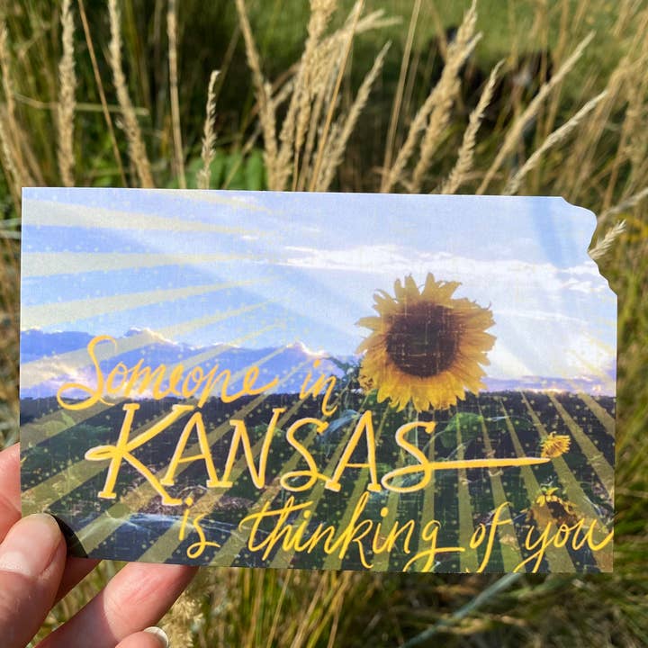 Tarjeta postal Pensando en ti de Kansas Sunflower Field para venta al por mayor de Something Beautiful