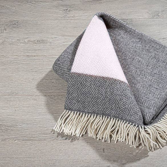 Rathbornes 1488 – Großhandel Überwurfdecke – Rosa-grauer Plaid aus Kaschmir und Merinowolle3