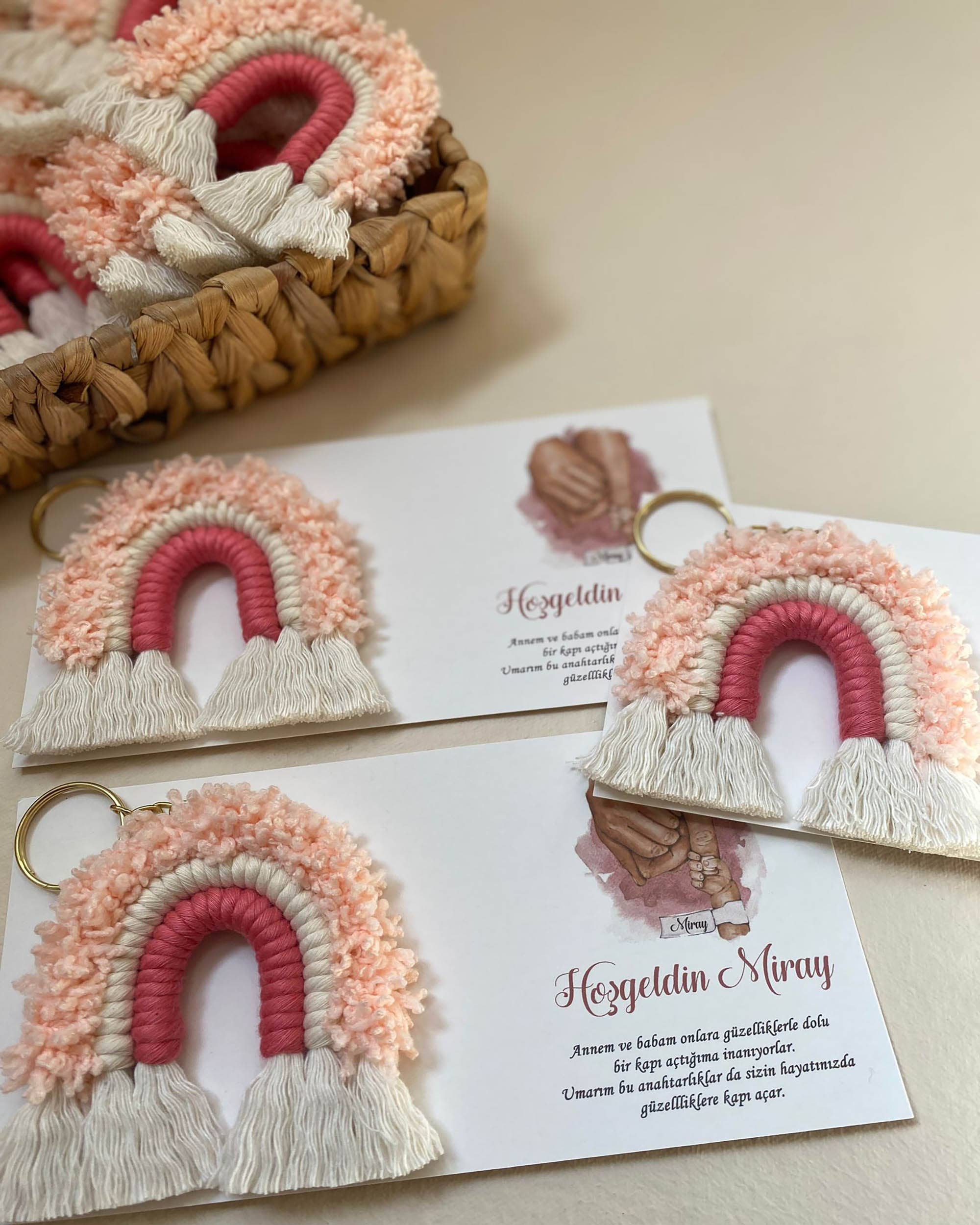 Uniq Favors – wholesale Nyckelringar - Dam – Rosa regnbågsformad makraményckelring i bohemisk stil6