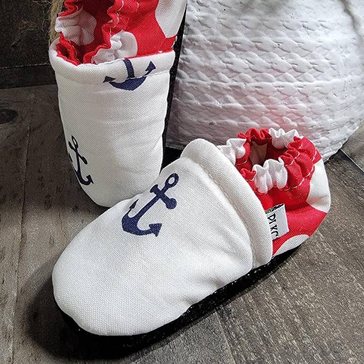 Mocc à pois rouges PLKC pour la vente par Piper Lane Kids Co