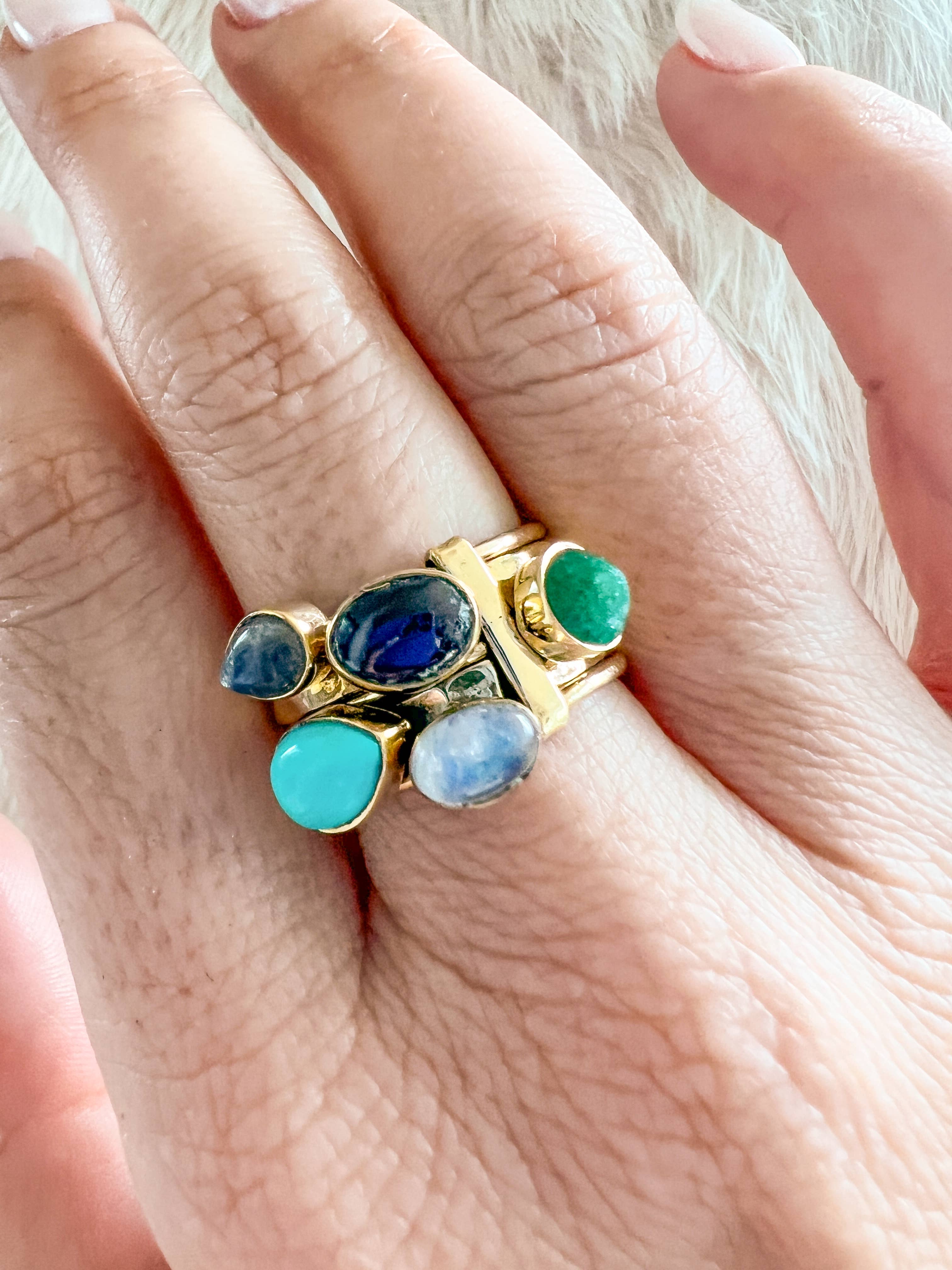 Baizaar – Großhandel Mehrsteinige Ringe – Stapelring aus Messing mit fünf Steinen1