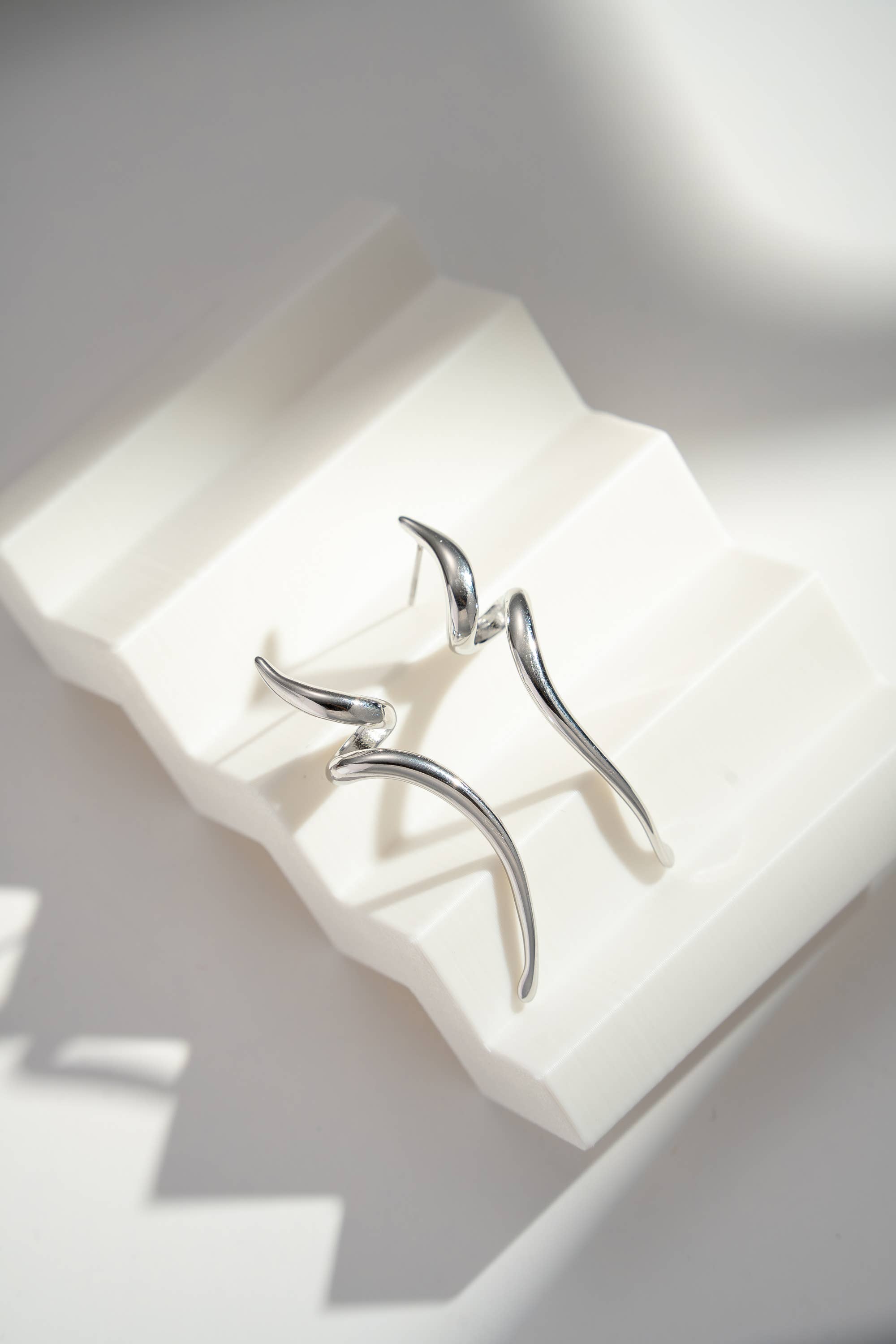 COSMOS – Großhandel Ohrhänger – Ohrring aus Edelstahl mit fließendem skulpturalem Design2