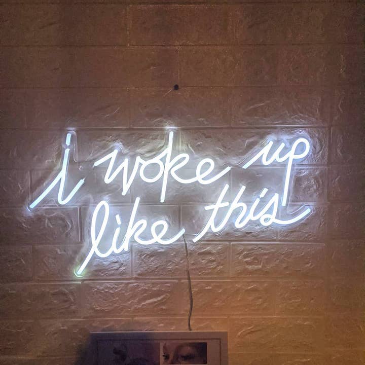 Jeg vågnede som dette neonskilt for engroshandel hos Aoos Custom