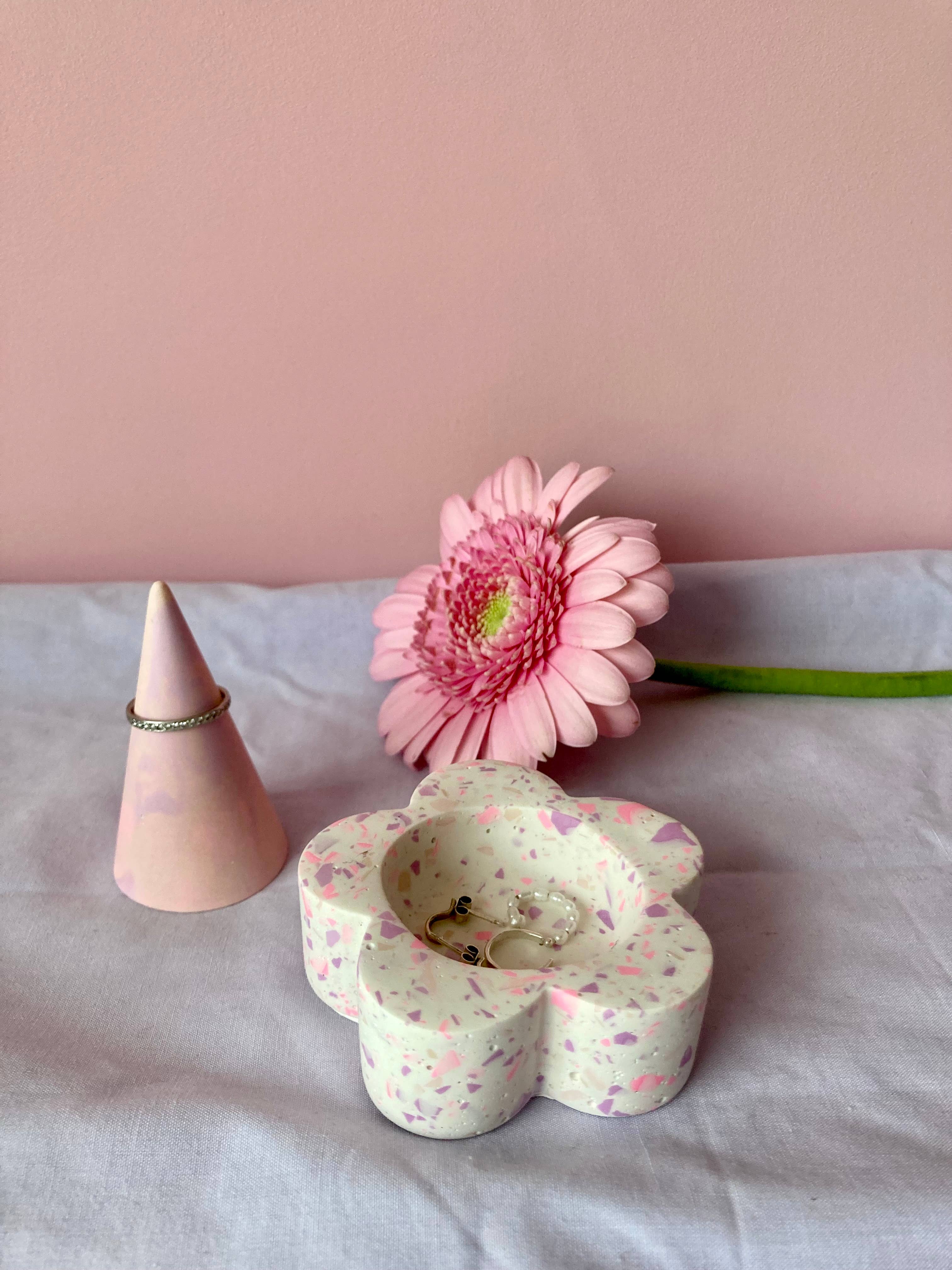 Piece by Jackson - Wholesale Jewelry Stand & Display - Tie dye ring cone2