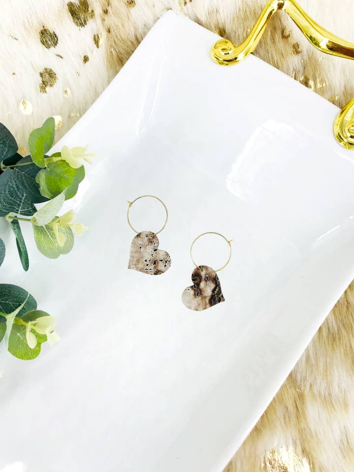 Créoles en cuir d'écorce de bois flotté - E19-2254 pour la vente par Magnolia & Peach Jewelry Boutique, LLC