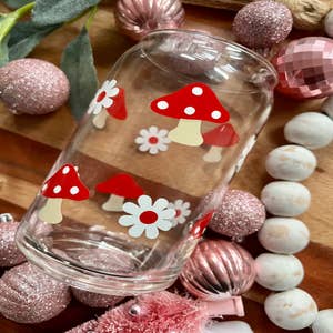 Red Retro Mushroom Daisy Beer Can Glass, Groovy Iced Coffee Glass, Mushroom  Cup, Libbey 16oz Glass, Aesthetic Drinking Glass, Bamboo Lid 