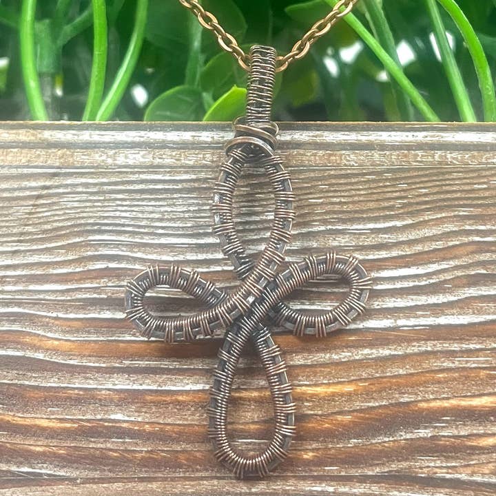 ciondolo in rame con croce celtica avvolta per la vendita all'ingrosso da parte di Handmade by Marlayna