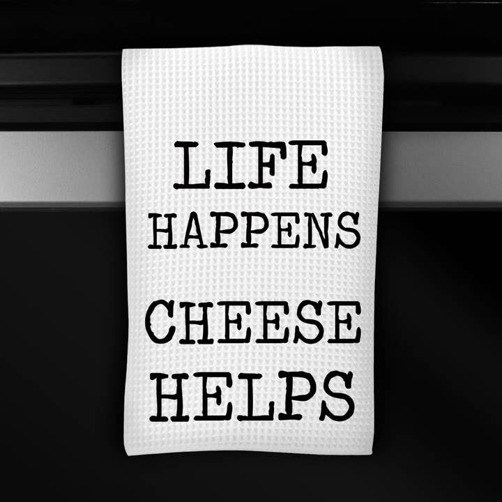 Toalha de prato engraçada e inapropriada. “A vida acontece, o queijo ajuda” por atacado de Cleverish Co