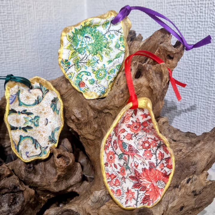 Bee my Oyster - Wholesale Ornament Set - Christmas Ornaments 4 x William Morris Oyster Shell Hanging