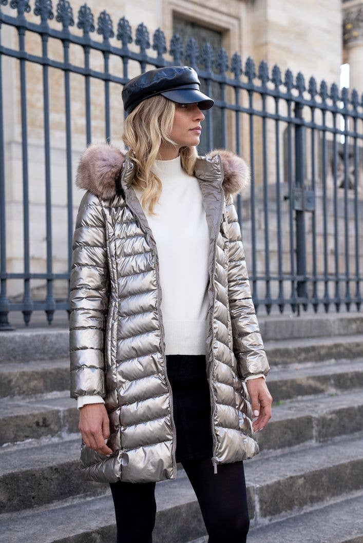 Attrait Paris – Großhandel Pufferjacke – Damen – Metallic lange Steppjacke mit Fell am Kapuzenrand0