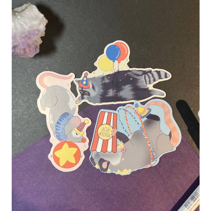 Aufkleber „Circus Critter“, Possum Raccoon Ratte, glänzend für den Großhandel von ChaoticPossumDesigns