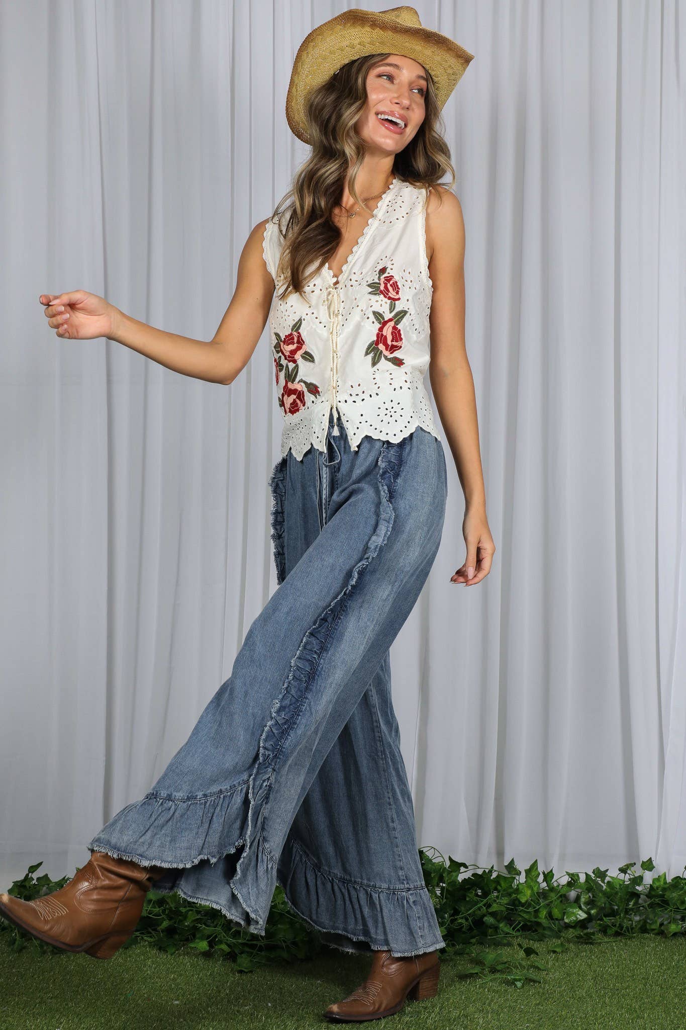 Vine & Love - Wholesale Jeans - Women's - Flared Ruffle Hem Washed Chambray Crop Denim Pants VP830406