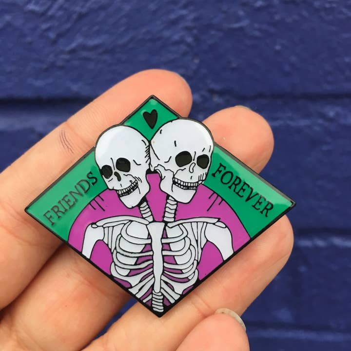 Friends Forever Party Variant emaille pin gloeit in het donker voor wholesale door Lil Boat Boutique