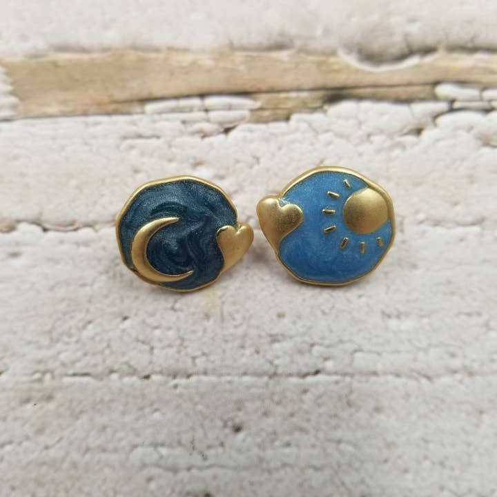 Treasure Wholesale - Wholesale Stud/Post Earrings - Retro Sun Moon Earrings